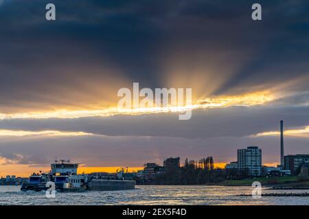 Cargo sur le Rhin entre Duisburg et Krefeld, coucher de soleil spectaculaire, NRW, Allemagne, Banque D'Images