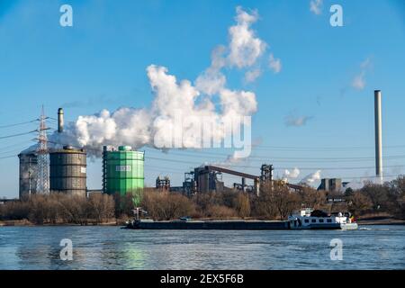 Nuage d'extinction de l'usine de cokéfaction, Hüttenwerke Krupp Mannesmann, HKM, navire de fret sur le Rhin, Duisburg, Allemagne Banque D'Images