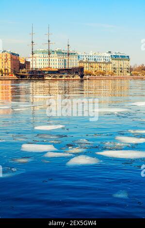 Saint-Pétersbourg, Russie - 5 avril 2019. Bâtiments de la ville le long de la Neva avec Flying Dutchman - restaurant sur l'eau à Saint-Pétersbourg, Russie. SP Banque D'Images