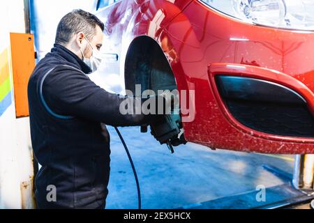 Un mécanicien change les plaquettes de frein de la voiture. Concept de réparation de voiture. Banque D'Images