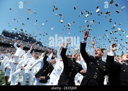 Les diplômés lancent leur chapeau alors que l'Académie navale des États-Unis organise sa cérémonie de mise en service 2015 au Navy-Marine corps Memorial Stadium à Annapolis, au Maryland, le vendredi 22 mai 2015. (Photo de Paul W. Gillespie/Baltimore Sun/TNS) *** Veuillez utiliser le crédit du champ de crédit ***