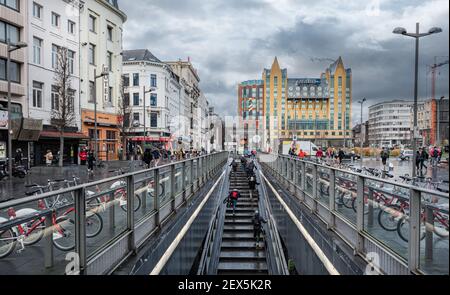 Anvers, Flandre - Belgique - 12 28 2020: Vue sur la place Reine Astrid dans la vieille ville d'Anvers depuis l'entrée du parking pour vélos Banque D'Images