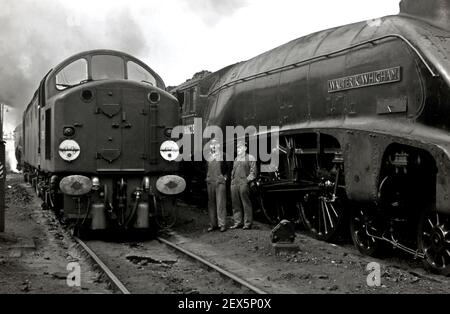 British Rail classe 40 diesel loco D265 et ex LNER A4 Pacific 60028 probablement à Edinburgh Haymarket Motive Power Depot, non daté, semble-t-il être au début des années 1960 Banque D'Images