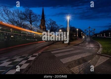 Heysel, Bruxelles Belgique l'église Saint-Lambertus et l'atomium et le centenaire avec un tram passant Banque D'Images