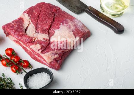 Set de boeuf de poitrine de veau cru, avec des ingrédients pour fumer faire le barbecue, pastrami, cure, sur fond de pierre blanche, avec espace de copie pour le texte Banque D'Images