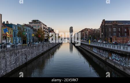 Vieille ville de Bruxelles / Belgique - 06 07 2019: Vue sur le canal de Bruxelles - Charleroi avec la tour Upsite et l'industrie se reflétant dans l'eau Banque D'Images