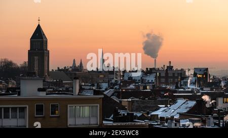 Région de Bruxelles-capitale - Belgique - 02 08 2021: Vue panoramique sur les gratte-ciel de Bruxelles au lever du soleil sur les municipalités de Laeken, jette, Koek Banque D'Images