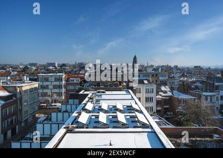 Jette, région de Bruxelles-capitale -Belgique - 02 11 2021:les toits de Bruxelles avec de la neige sur les toits dans un quartier résidentiel Banque D'Images