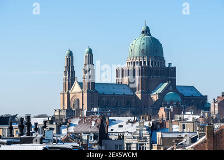 Jette, région de Bruxelles-capitale -Belgique - 02 11 2021:les toits de Bruxelles avec de la neige sur les toits dans un quartier résidentiel Banque D'Images