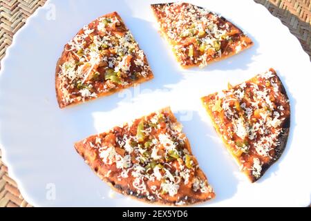 Pizza Farali à base de farine à jeun mangée au cours de la jeûne indienne avec des ingrédients à jeun nappés de fromage. Pizza indienne à base dure. Préparé pendant Banque D'Images