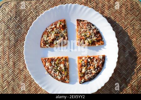 Pizza Farali à base de farine à jeun mangée au cours de la jeûne indienne avec des ingrédients à jeun nappés de fromage. Pizza indienne à base dure. Préparé pendant Banque D'Images