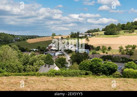 Vue sur la campagne allemande en Rhénanie-Palatinat avec rouleaux de foin et les domaines de l'agriculture Banque D'Images