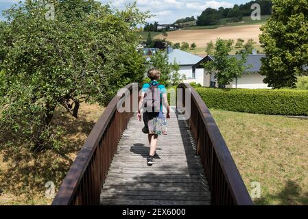 Welschbillig, Rhénanie-Palatinat / Allemagne - 08 08 2020: Belle fille marchant sur un pont en bois Banque D'Images