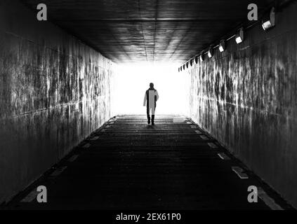 Gand, Flandre, Belgique - 02 20 2021: Photo concept d'un homme marchant dans un tunnel sombre Banque D'Images