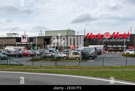 Gand, Flandre, Belgique - 02 20 2021: Magasins et parking de Mediamarkt et Delhaize Banque D'Images