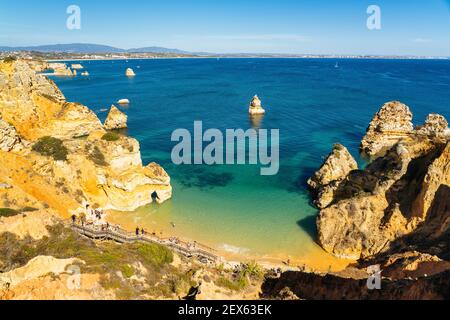 Vue panoramique sur la plage de do Camilo à Lagos, Algarve, Portugal Banque D'Images