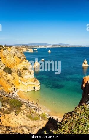 Vue panoramique sur la plage de do Camilo à Lagos, Algarve, Portugal Banque D'Images