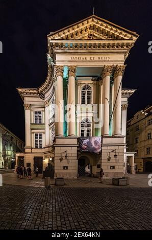 Prague - République tchèque - 08 01 2020: La façade du théâtre des Etats de nuit Banque D'Images