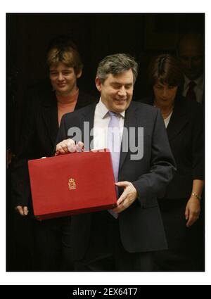 Gordon Brown sort sur 11 Downing St pour aller Et remettre son budget 2004 au Parlement.pic David Sandison 17/3/2004 Banque D'Images