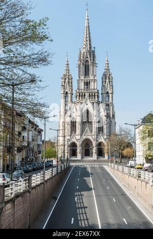 Vue sur le tunnel de circulation vide et le néo gothique Notre Dame de Laeken Église catholique Banque D'Images