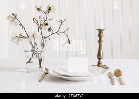 Maquette de papeterie de mariage. Carte d'affaires vierge, carte papier RSVP sur plaque. Table festive avec chandelier en laiton. Toile de fond de nappe en lin Banque D'Images