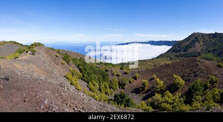 El Hierro - vue depuis le chemin de la crête du Tanganasoga Volcan à la vallée nuageux d'El Golfo Banque D'Images