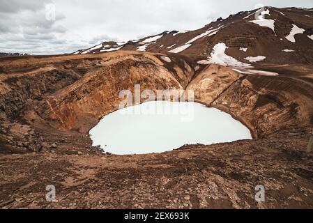 Lac de soufre Viti dans la caldeira du cratère du volcan Askja en Islande, voyage paysage nord. Vue panoramique Banque D'Images