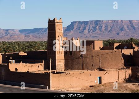 Kasbah sur la vallée du Draa, villes fortifiées en brique de boue Banque D'Images