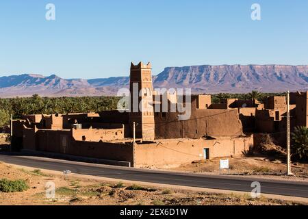 Kasbah sur la vallée du Draa, villes fortifiées en brique de boue Banque D'Images