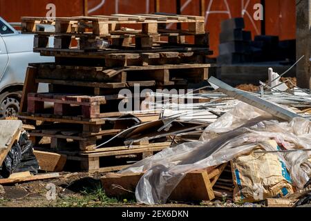 Ordures, sacs et blocs de bois laissés après rénovation et construction. Banque D'Images