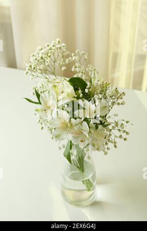 Vase avec de belles fleurs d'alstroemeria et de gypsophila Banque D'Images