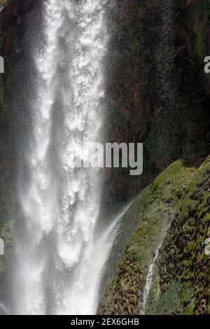 Maroc, Cascades d'Ouzoud, cascades qui se déversent sur une falaise. Banque D'Images