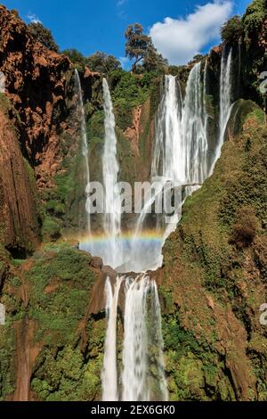 Maroc, Cascades d'Ouzoud, cascades qui se déversent sur une falaise. Banque D'Images