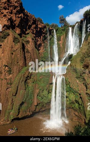 Maroc, Cascades d'Ouzoud, cascades qui se déversent sur une falaise. Banque D'Images