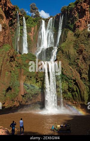 Maroc, Cascades d'Ouzoud, cascades qui se déversent sur une falaise. Banque D'Images