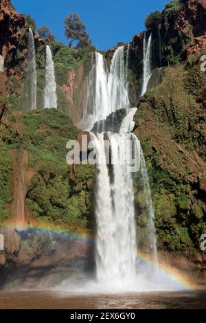 Maroc, Cascades d'Ouzoud, cascades qui se déversent sur une falaise. Banque D'Images