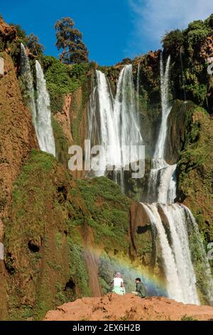 Maroc, Cascades d'Ouzoud, cascades qui se déversent sur une falaise. Banque D'Images