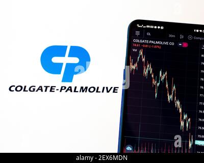 Ukraine. 4 mars 2021. Dans cette illustration, les informations boursières de Colgate-Palmolive Company affichées sur un smartphone avec le logo de Colgate-Palmolive Company en arrière-plan. Credit: Igor Golovniov/SOPA Images/ZUMA Wire/Alamy Live News Banque D'Images