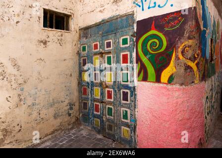 Maroc, Essaouira, porte peinte Banque D'Images