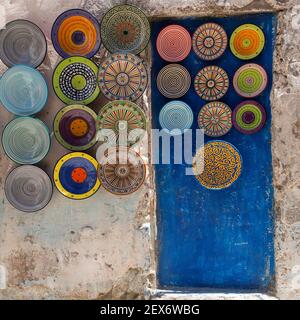 Maroc, Essaouira, poterie exposée à l'extérieur d'une boutique Banque D'Images