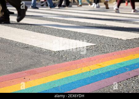 Drapeau arc-en-ciel, drapeau de fierté gay ou drapeau de fierté LGBTQ peint sur l'asphalte. Décoration urbaine Banque D'Images