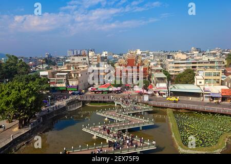 Taïwan, Kaohsiung, étang de lotus, Ciji Temple et Zig Zag pont menant à Dragon et Tigre Temple tour Banque D'Images