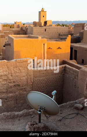 Maroc, Tinejdad, vallée de Todra, Ksar El Khorbat, est un village de murs fortifiés en terre, avec parabole satellite Banque D'Images