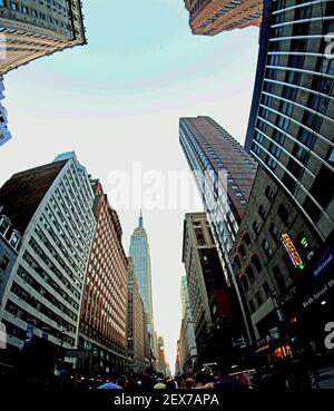 New York City, Etats-Unis - 30 mai 2015 : les gens croissent la rue dans la ville de New York pour prendre des photos de Manhattan henge mais les nuages se sont enroulés et nous ne l'avons pas fait Banque D'Images