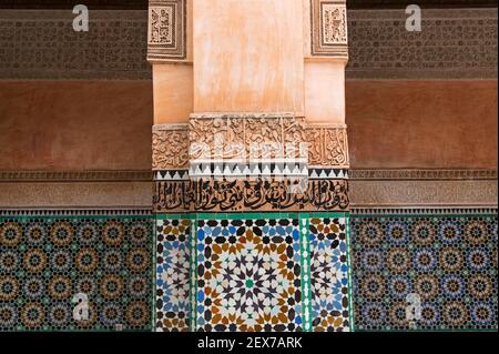 Maroc,Marrakech,Ben Youssef Medersa, construit en 1564, carrelage zellij et calligraphie Banque D'Images