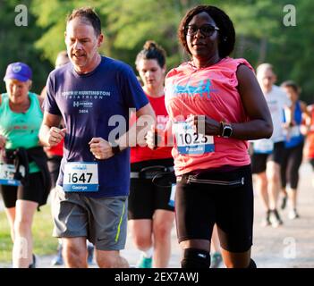 North Babylone, New York, États-Unis - 8 juillet 2019 : gros plan des coureurs adultes qui courent sur un 5K autour du lac Belmont en début de soirée en été. Banque D'Images