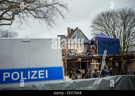 Nortorf, Allemagne. 04e mars 2021. Le personnel de police se sécurise et enquête sur une maison en terrasse détruite après une explosion. Dans la maison de fin de rangée complètement détruite après une explosion, la police a trouvé un corps. Credit: Gregor Fischer/dpa/Alay Live News Banque D'Images