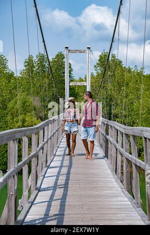 Belle nature au parc national de Mu Ko Chumphon est situé dans le sud de la Thaïlande province de Chumphon, couple hommes et femme visitant le parc national forêt tropicale jungle en Thaïlande. Asie Banque D'Images