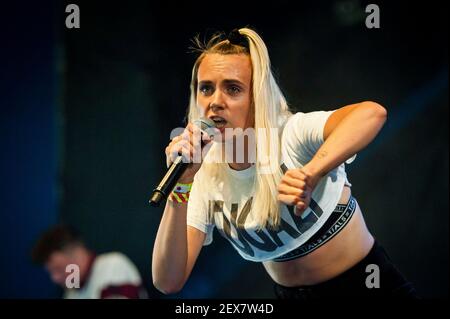 MØ se produit en direct le deuxième jour du festival estivale 2016, Robin Hill Country Park sur l'île de Wight. Date de la photo: Vendredi 9 septembre 2016. Le crédit photo devrait se lire: David Jensen Banque D'Images