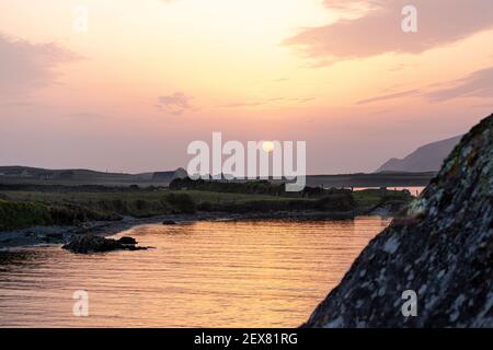 Faible soleil le soir sur Portmagee Bay, comté de Kerry Ireland Banque D'Images